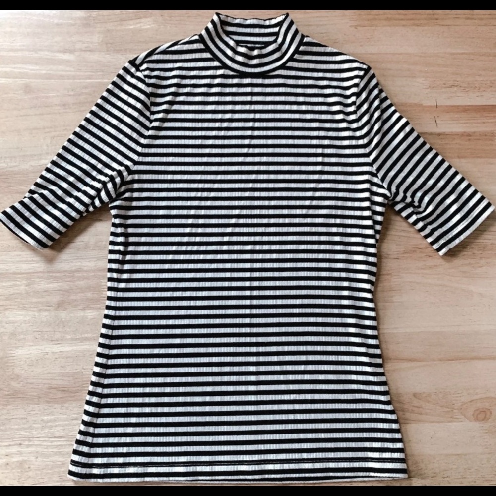 Banana republic short sleeve black and white blouse small